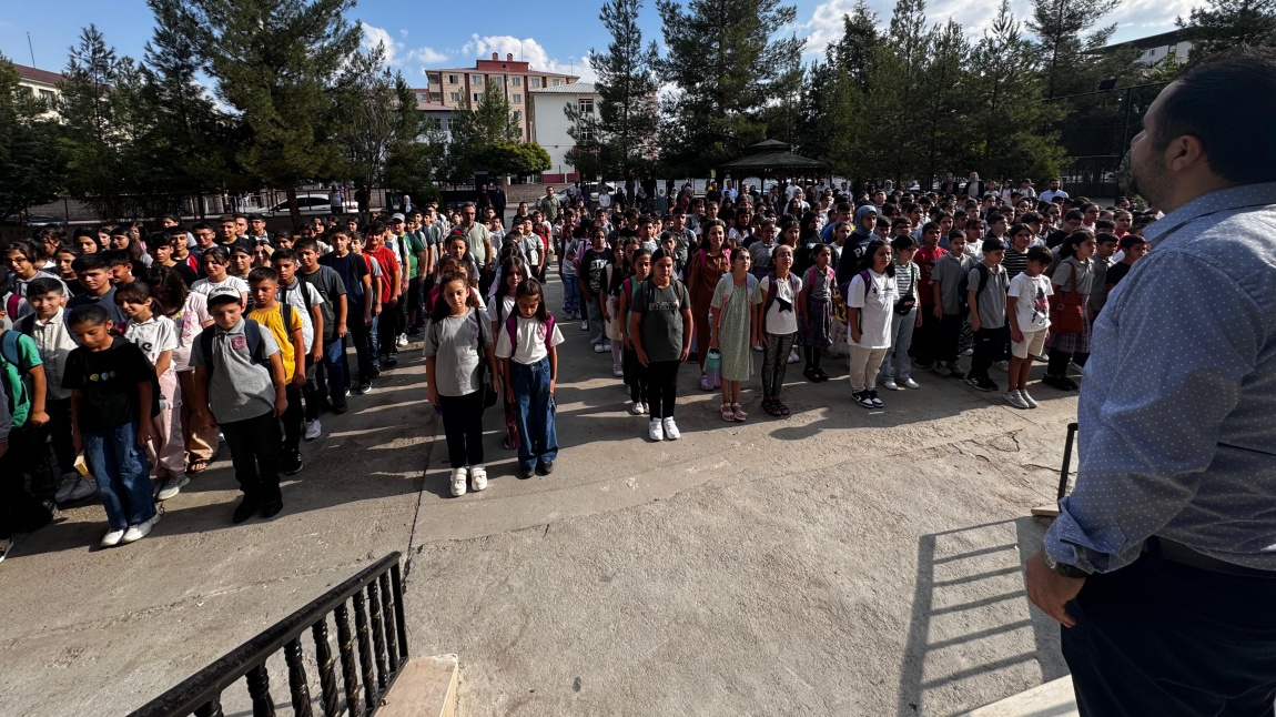 Aziz Şehitlerimiz İçin Saygı Duruşunda Bulunduk.